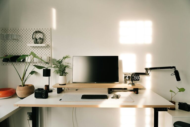 Simple Tips for Organizing a Clutter-Free Workspace at Home